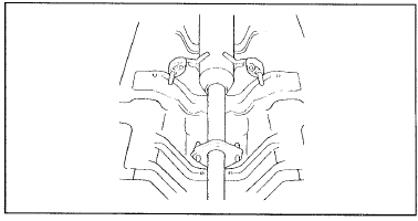 1. Отсоедините основной глушитель от центральной трубы системы выпуска.