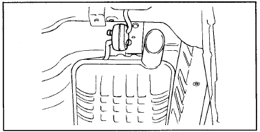2. Снимите резинометаллические кронштейны и снимите основной глушитель.