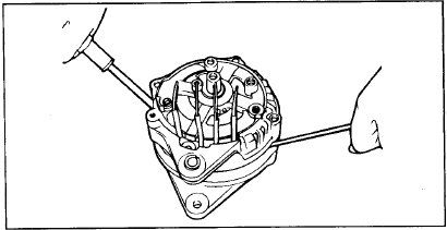 6. Вставьте плоскую отвертку между передним кронштейном генератора и статором