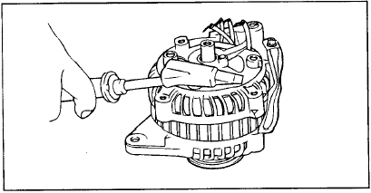 Для облегчения снятия заднего кронштейна подогрейте узел подшипника с помощью