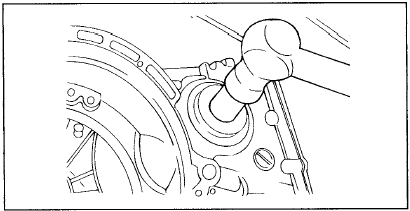 4. Нанесите масло для АКПП (ATF) на рабочую кромку сальника.