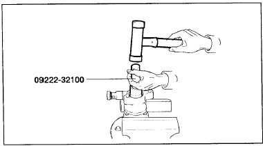 2. С помощью специального инструмента установите новый сальник в корпус насоса