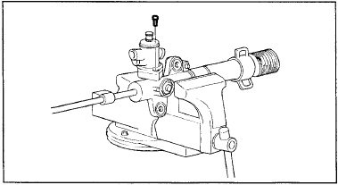13. Отверните два болта крепления и снимите корпус клапана в сборе.