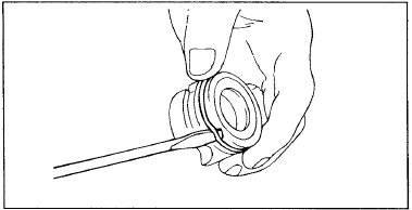 16. Снимите кольцевую прокладку с опорной втулки рейки.
