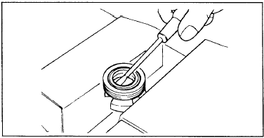 17. Снимите сальник с опорной втулки рейки.