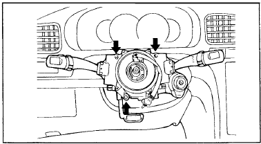 7. Отверните три болта крепления, показанные на рисунке, затем снимите подрулевой