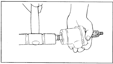 18. Легкими постукиваниями молотка с пластиковым бойком аккуратно извлеките ведущую