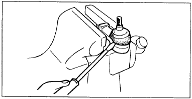 2. Зажмите наконечник рулевой тяги в тисках, затем снимите защитный чехол шарового