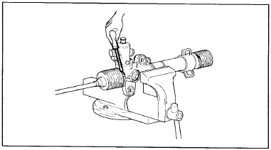 3. Снимите большой хомут крепления защитного чехла рулевой тяги.