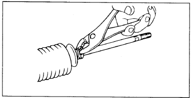 4. Снимите малый хомут крепления защитного чехла рулевой тяги.