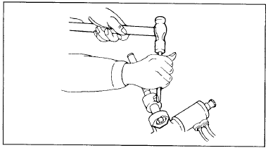 8. С помощью зубила расчеканьте стопорную шайбу, которая фиксирует рулевую тягу