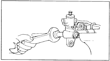 9. Снимите рулевую тягу с рейки рулевого механизма.