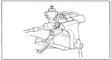 10. Отверните контргайку крышки упора рейки.