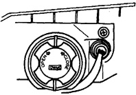 2. Поверните пластмассовую крышку против.