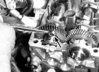 7. Прикрепите вспомогательную шестерню к главной шестерне заранее приготовленным