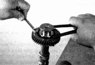 14. Ключом с двумя упорными штифтами поверните вспомогательную шестерню по часовой