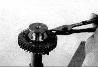 15. Извлеките стопорное кольцо вспомогательной шестерни, действуя специальными