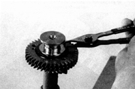 1. Соберите распредвал впускных клапанов с пружинами и вспомогательной шестерней.