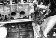 14. Снимите головку цилиндров. Если головка не поддается снятию, то очень осторожно