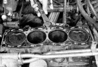 2. Соскребите нагар и остатки материала прокладки. Разъемные поверхности головки