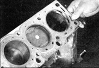 8. Положите на блок цилиндров новую прокладку, ориентируя по штифтам. Обратите