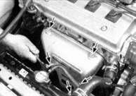 2. Отверните пять болтов крепления (указаны стрелками) и снимите с коллектора