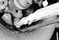 4. Проверьте износ шаровых опор подвески. Для этого под каждое колесо подложите