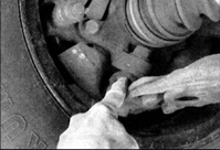 6. Проверьте целостность защитного чехла опоры, отжав его пальцем. При обнаружении