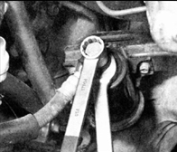 4. Зафиксируйте ключом фильтр от проворачивания и отверните болт накидного штуцера