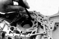 1. Смажьте роторы свежим маслом для двигателя и установите в корпус насоса метками