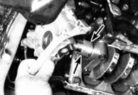 5. Установите насос в сборе на блок цилиндров и заверните болты крепления. На