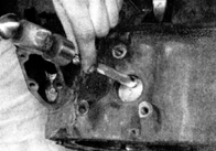 1. Легкими ударами молотка по острой части керна выбейте края заглушек блока