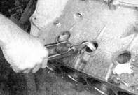 2. Затем достаньте заглушки из отверстий, подцепив плоскогубцами.