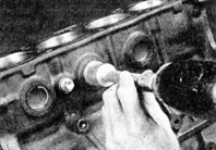 12. Установите в блок новые заглушки, предварительно смазав их герметиком. Для