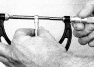 6. После установки нутрометра по стенкам цилиндра микрометром измеряется длина