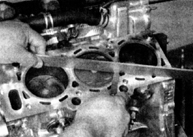 11. С помощью щупа и калибра проверьте деформацию разъемной плоскости блока цилиндров