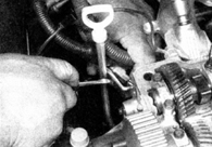 11. Снимите трубку указателя уровня масла. Отведите в сторону отверткой держатель