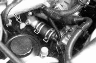 12. Отверните две гайки крепления правого патрубка охлаждающей жидкости к головке