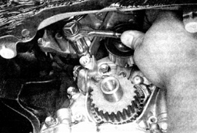 14. Работая снизу автомобиля, отверните два остальных болта крепления насоса