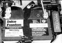 1. Отсоедините сначала клемму отрицательного полюса, затем клемму положительного