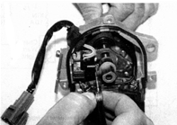 3. Латунным щупом измерьте зазор между ротором и выступом индукционного датчика.