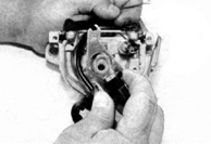 5. Снимите с распределителя индукционный датчик.