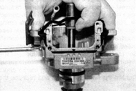 6. Снимите конденсатор и замените его.