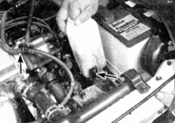 1. На большинстве автомобилей бачок попросту достается с кронштейна, расположенного