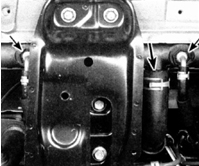 6. На автомобилях, оборудованных автоматической трансмиссией, отсоедините от