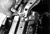 7. Снимите два верхних кронштейна крепления радиатора.