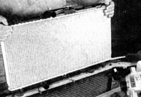 8. Снимите радиатор, подняв его вверх. Не потеряйте при этом резиновые втулки,