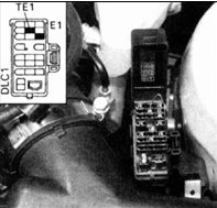 2. Запустите двигатель и соедините выводы ТЕ1 и Е1 диагностического разъема.