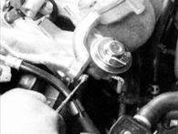 7. Отверните болты крепления клапана рециркуляции и снимите клапан.