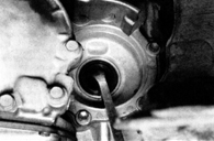 2. При помощи отвертки аккуратно достаньте сальник из гнезда коробки передач.